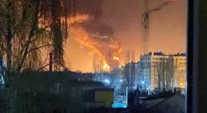 En VIDEO: Explosión en depósito petrolero tras ataque con misiles rusos cerca de Kiev