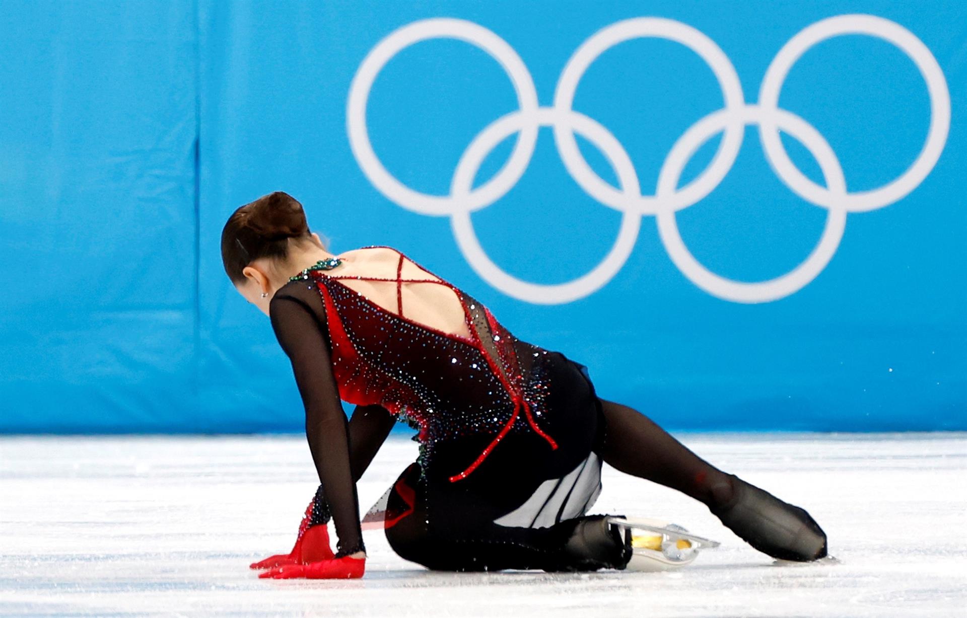 A Valieva le pegó la presión por su caso de dopaje y fracasó en prueba clave del patinaje artístico olímpico