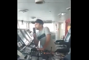 “Tienes remos, rema”: Petrolero georgiano se negó a repostar un barco ruso (VIDEO)