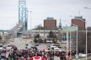 Policía de Canadá evacuó puente fronterizo bloqueado y los antivacunas se reunieron en Ottawa
