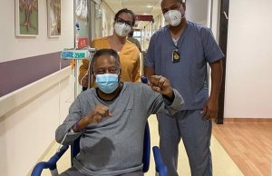 Pelé vuelve al hospital para continuar tratamiento por un tumor en el colon
