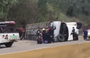 Reportan gandola volcada en la Autopista GMA #3Ene (Video)