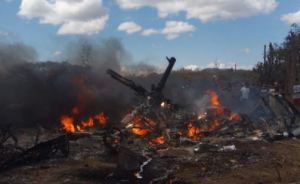 ¡Dramático! Pobladores rescataron entre las llamas a militares de helicóptero siniestrado (VIDEO)