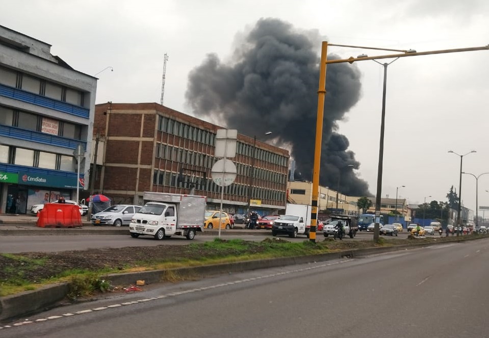 Un enorme incendio consume bodega de la zona industrial en Bogotá (Imágenes)