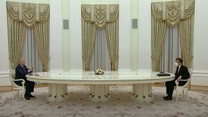 La inmensa mesa ovalada que le robó el show a Putin y Macron
