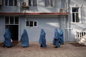 Los talibanes también prohíben gimnasios y baños públicos a las mujeres en Afganistán