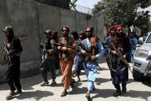 Talibanes amenazan con “reconsiderar” su política hacia EEUU si no se descongelan activos
