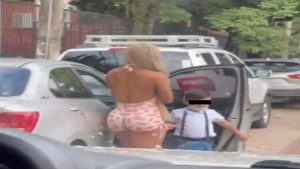 Lo más viral: El video de la mamá fitness que fue criticada por vestir ajustados atuendos para llevar a su hijo a la escuela