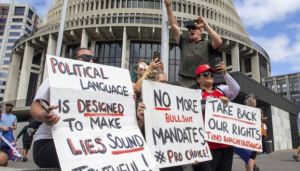 Manifestantes antivacunas chocan con policías en Nueva Zelanda