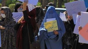 Activista feminista afgana es liberada por los talibanes mientras otra permanece desaparecida
