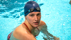 Compañeras de la nadadora transgénero Lia Thomas buscan excluirla de la competencia