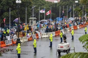 La insólita estrategia de Nueva Zelanda para desalentar a manifestantes antivacunas que incluye “La Macarena”