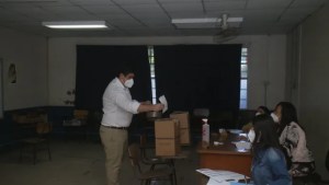 El presidente de Costa Rica vota y pide a la gente acudir a las urnas