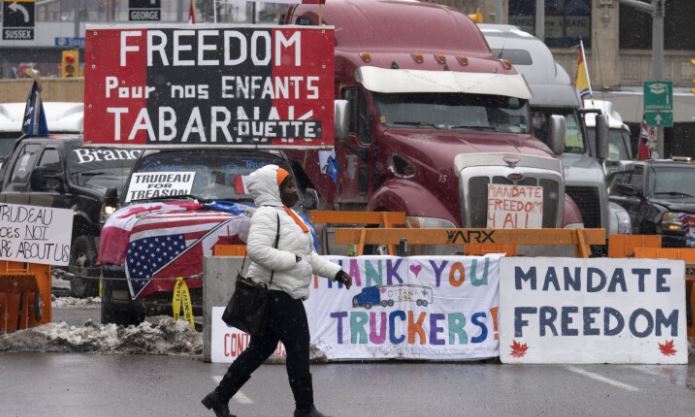 Protesta de camioneros por restricciones en Canadá toma fuerza y fomenta similares en el exterior