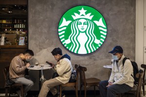 Starbucks suspendió todos sus negocios en Rusia por la invasión en Ucrania