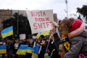 Europa desconecta a siete bancos rusos del Swift, menos a Sberbank