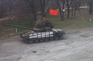 Tanque ruso se pasea por Ucrania mientras enarbola la bandera soviética (Video)