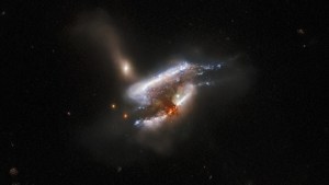 Tres galaxias colisionan y se fusionan entre sí en una nueva imagen captada por el telescopio Hubble