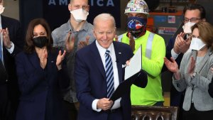 Joe Biden firma orden ejecutiva que aceleraría proyectos de infraestructura en EEUU (Video)