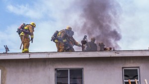 Tragedia familiar: Tres pequeños hermanos murieron en violento incendio que afectó a su casa