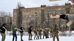 VIDEO: Niños y adultos en Ucrania se preparan militarmente para la resistencia ante una invasión Rusa