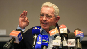 Jueza de Colombia allanó el camino para enjuiciar al expresidente Uribe