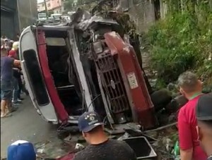 Cuatro heridos dejó el volcamiento de un minibus en Petare