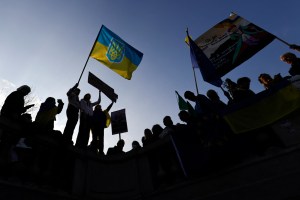 Miles de personas se manifiestan en varias ciudades europeas en apoyo a Ucrania