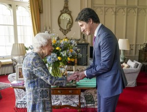 La reina Isabel II recibe a Trudeau y muestra un ramo de flores con los colores de Ucrania