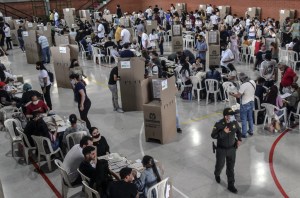 Cerraron colegios electorales de Colombia después de ocho horas de votación