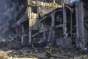 Rusia justifica bombardeo contra centro comercial en Kiev porque era un “almacén para lanzacohetes”
