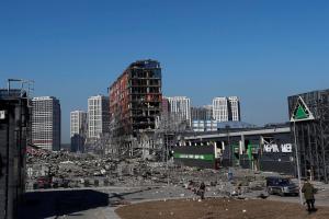 EN IMÁGENES: Así quedó el centro comercial en Kiev tras el bombardeo ruso