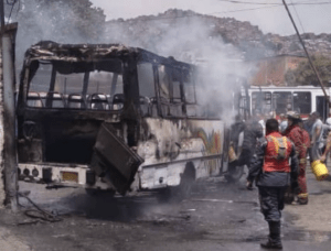 EN FOTO: Así fue el incendio de una unidad de transporte público en San Martín