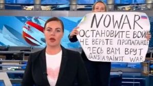 Tribunal ruso multó a la mujer que protestó en TV y la deja en libertad