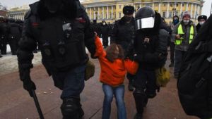Al menos 2.500 detenidos en Rusia por protestar contra la invasión a Ucrania este #6Mar
