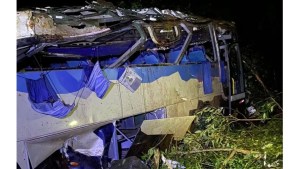 Al menos 10 muertos al caer un autobús por un precipicio en el sur de Brasil