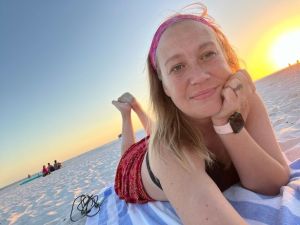 Entre la vida y la muerte: mujer luchó contra un tiburón en una playa de Florida mientras este la devoraba