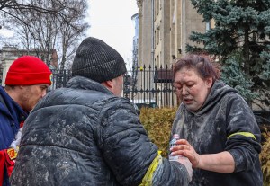 Al menos seis ucranianos muertos, dos de ellos niños, tras bombardeo en Járkov