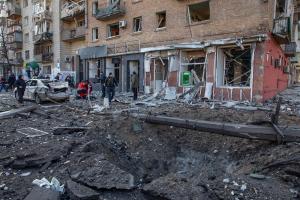 Al menos dos muertos en un ataque contra un barrio residencial en Kiev
