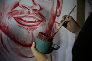 El mural de “Residente” pintado con sangre en protesta por violencia en Colombia (Fotos)