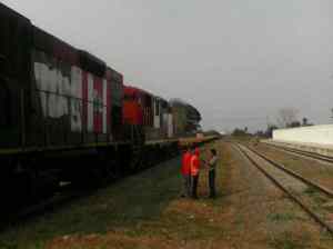 Se descarriló un tren que transportaba frijoles chinos en Chivacoa; se volcaron al menos tres contenedores