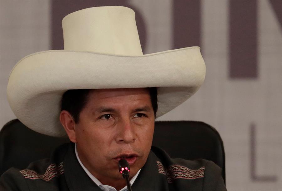 Pedro Castillo pide “más acción y menos discusión” en Perú