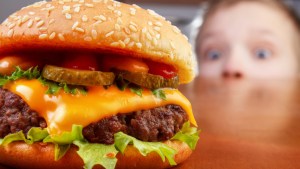 España prohibirá que “influencers” y famosos promocionen alimentos poco saludables para los niños