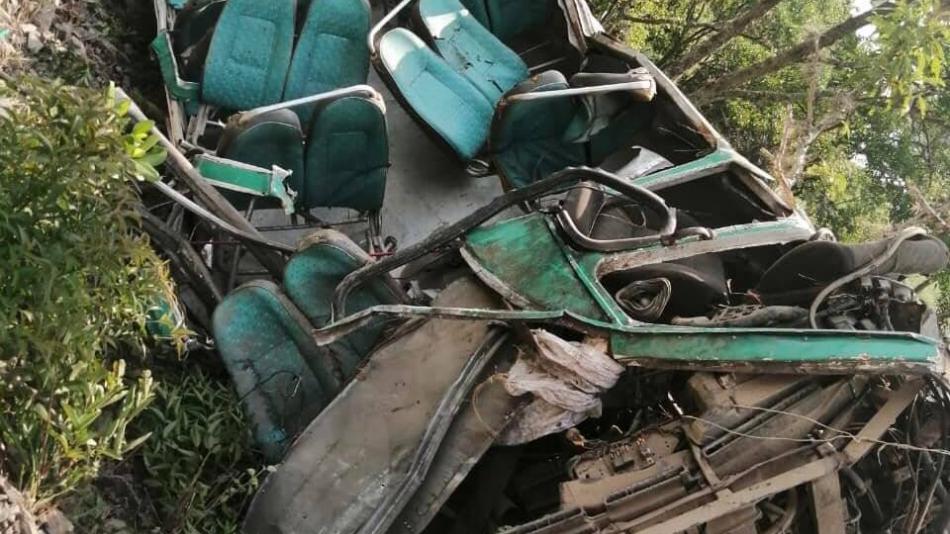 El drama de los tres hermanos que iban en el autobús escolar que cayó al abismo en Colombia