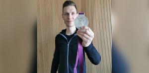 Exciclista alemán puso en subasta su medalla olímpica para ayudar a los niños de Ucrania