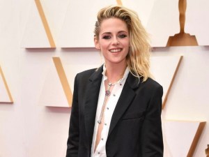 ¿Quién es la mujer que besó a Kristen Stewart en la alfombra roja de los Oscar 2022?