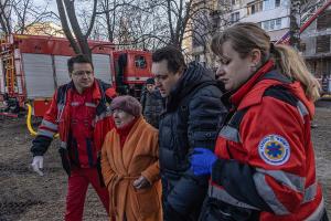 Presidente de Cruz Roja, en Kiev para dialogar con su alcalde sobre ayuda humanitaria para civiles y hospitales