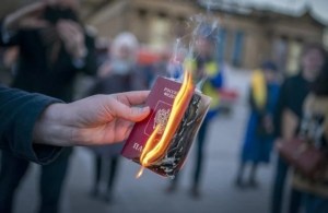 Mujer rusa prendió fuego a su pasaporte como forma de protesta por la invasión en Ucrania (VIDEO)