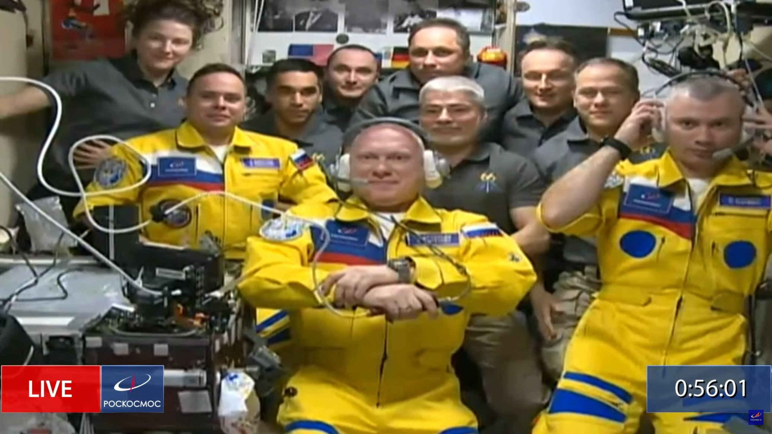 Cosmonautas rusos llegan a la Estación Espacial Internacional vistiendo los colores de la bandera de Ucrania (VIDEO)