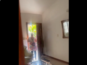 VIRAL: se disfrazó de “delivery” para sorprender a su mamá… pero el chistecito terminó MUY MAL (VIDEO)